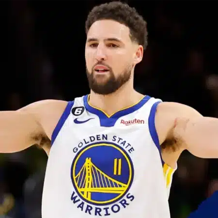 Warriors lose while Klay Thompson gives the Grizzlies the 4 finger throughout the game